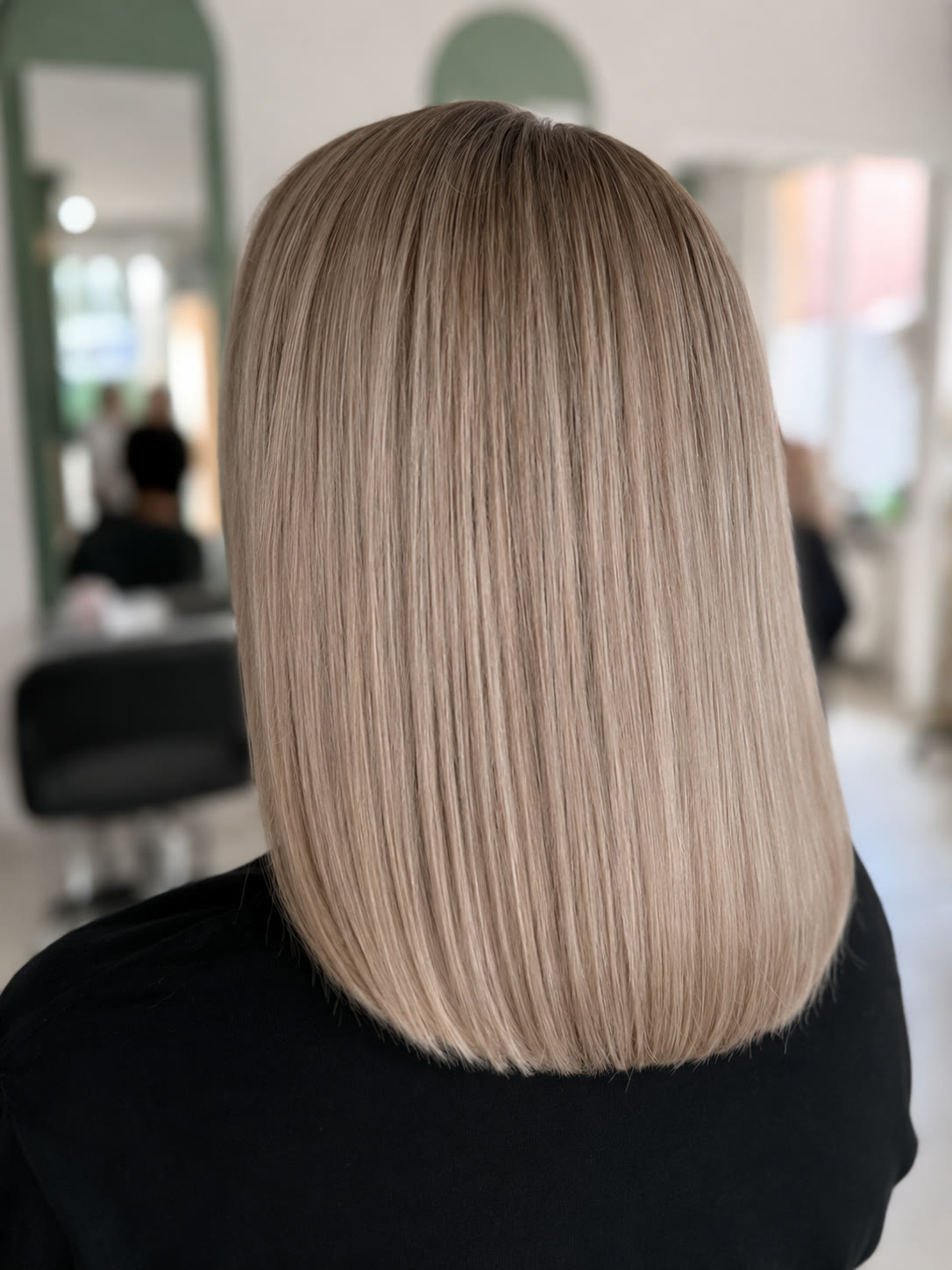 Beige-blonder Bob bei AD COIFFEUR