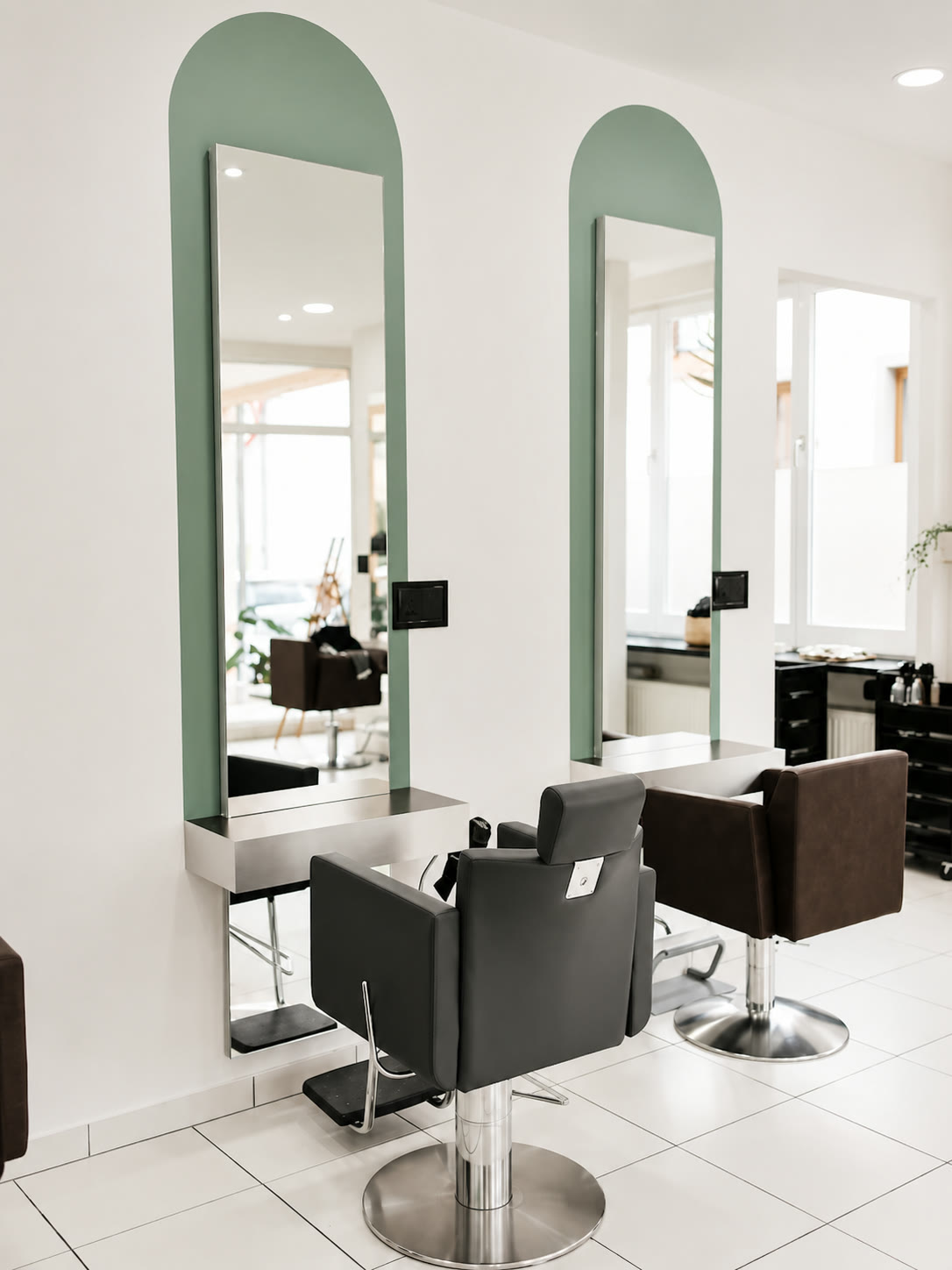 Heller Innenraum von AD COIFFEUR in Nußloch mit grünen Bögen